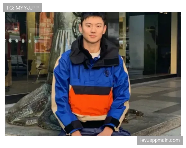 看到宁泽涛机场照我直接无语,手上那块表能顶我两年工资 看到宁泽涛机场照我直接无语,手上那块表能顶我两年工资